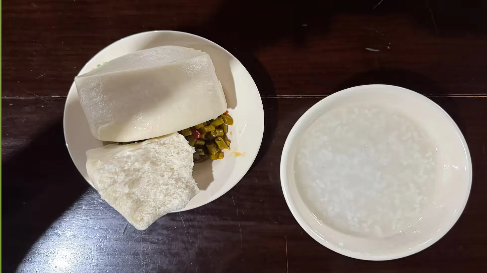 Petit-déjeuner au temple Faxisi, où une pratiquante laïque m'a donné un demi petit pain en plus